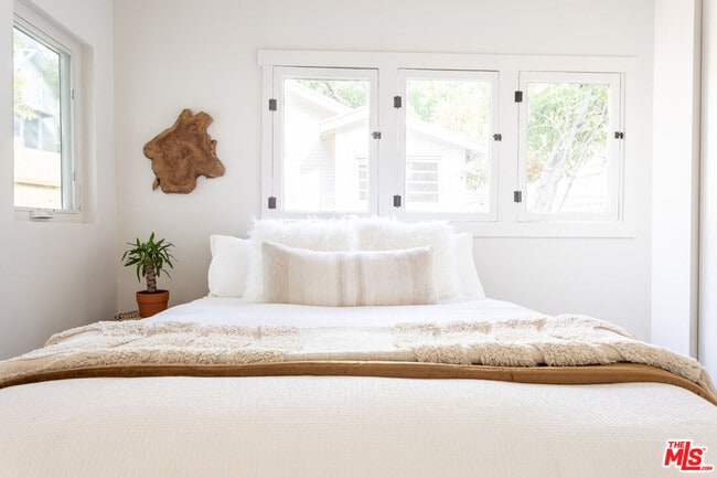 Building Photo - 372 N Ave 53