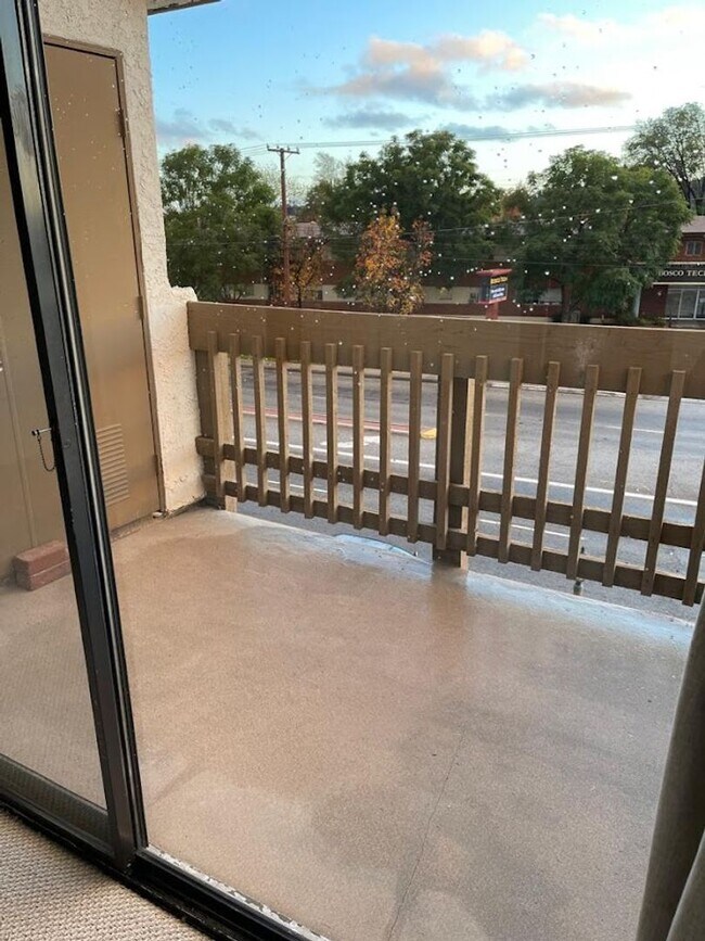 Building Photo - Furnished Tri-Level Townhome | 3BR/3BA | P...
