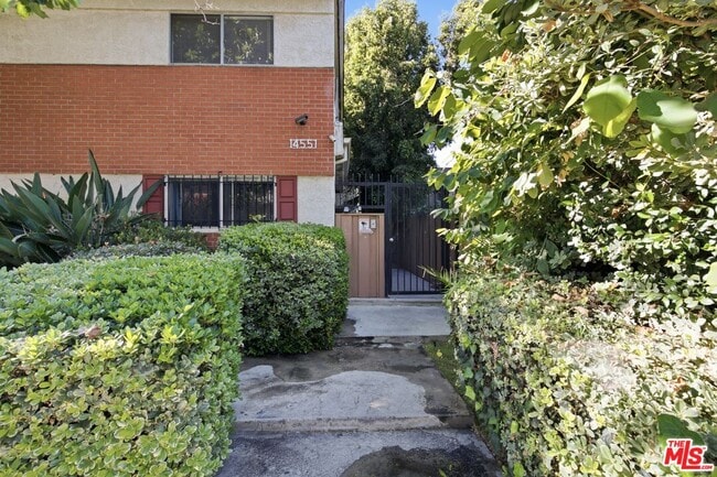 Building Photo - 14551 Vose St