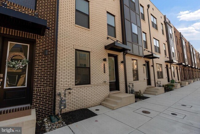 Building Photo - 2709 Light St