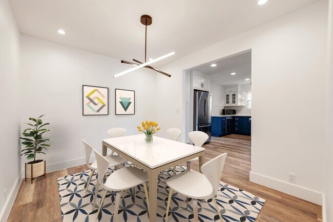 Building Photo - 2018 Remodeled 3 bed / 2 bath - wood / tile floors, fenced yard. Hyde Park / Downtown