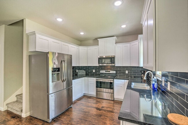Building Photo - 3510 Oleander Ave