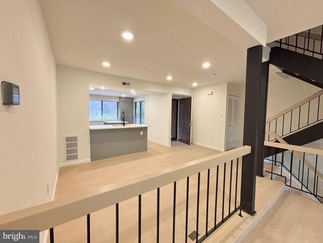Building Photo - 20207 Laurel Hill Way