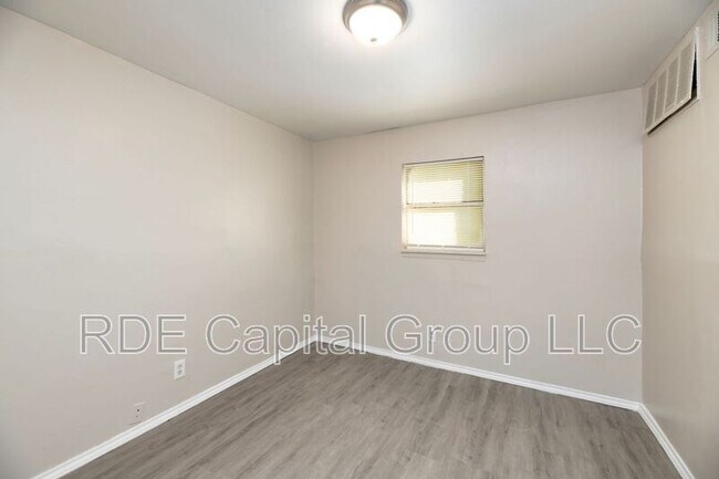 Building Photo - 2408 Meyers St