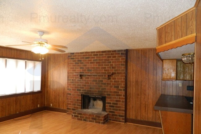 Building Photo - AVAILABLE NOW!!! Brick 3-Bed, 2-Bath with Fenced Yard & Burglar Bars