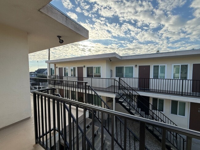 Building Photo - One Bedroom Apartment, Downtown Ventura
