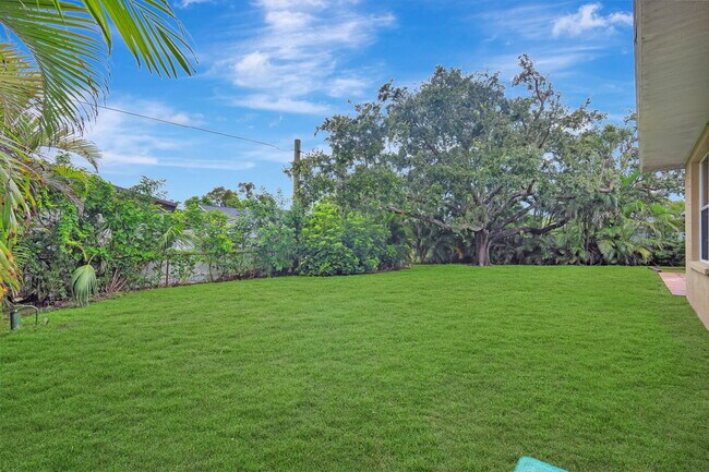 Building Photo - Stunning 3BR/2BA Home with 2-Car Garage & ...