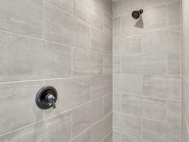 Building Photo - 544 W 17th Pl