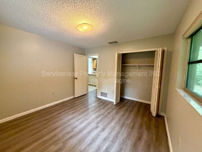 Building Photo - 423 Whispering Oaks Ct