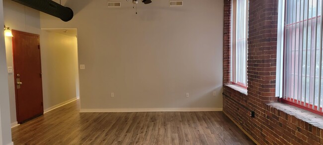 Building Photo - 470 Silver St