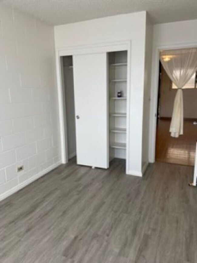 Building Photo - Available now!  2 bedroom/ 1 bathroom/ 1 covered parking stall in Salt Lake