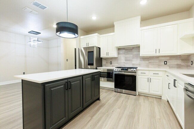 Building Photo - 5825 Grinnell St