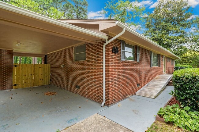 Building Photo - Beautiful 3-Bedroom Ranch Style Family Home with LARGE Fenced in Yard!