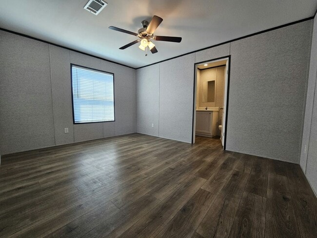 Building Photo - 553 Suwanee Dr