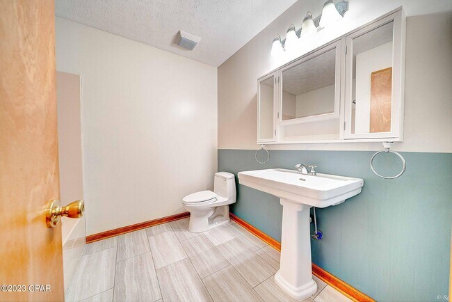 Building Photo - 2422 Thames Dr