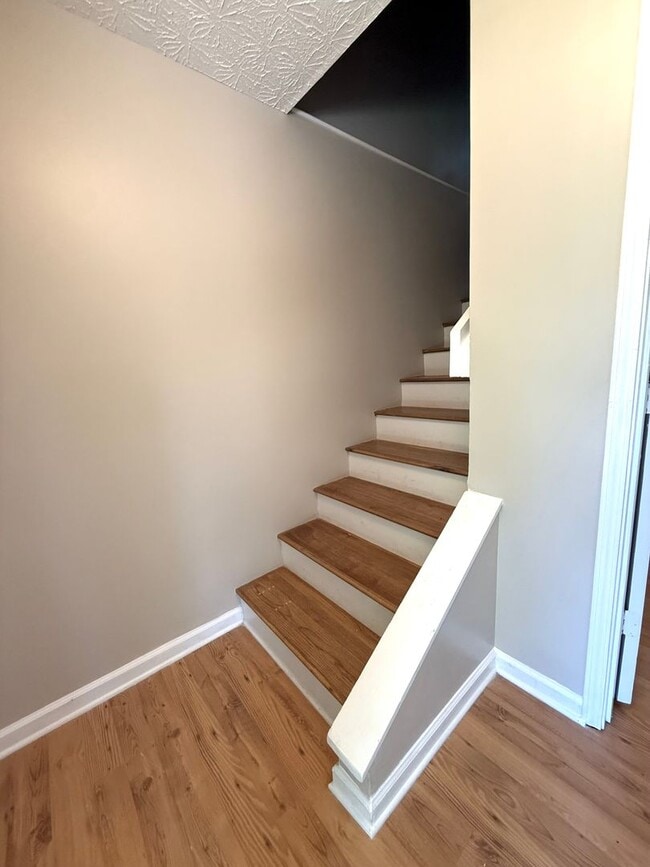 Building Photo - 3 Bedroom Townhome located walking distanc...