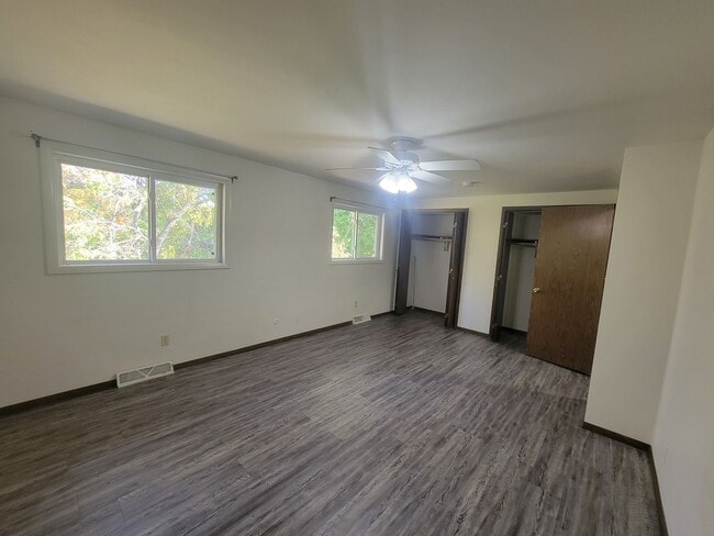 Building Photo - COMING SOON! 2 Bed, 1.5 Bath Duplex!