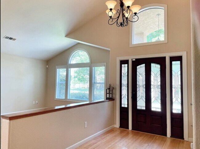 Building Photo - 4 Bedroom 2.5 bathroom 2 Story Home Naragh...