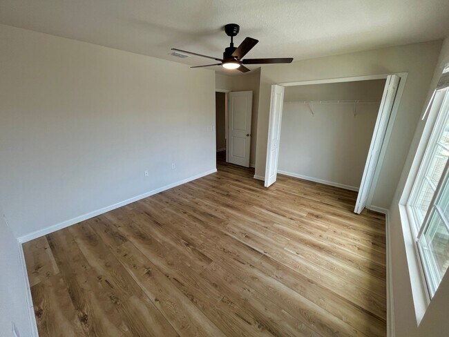 Building Photo - 406 Sofia Ln