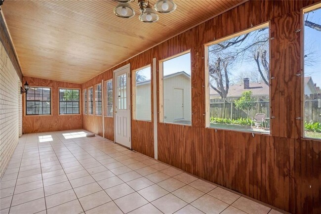 Building Photo - 813 Guadalupe St