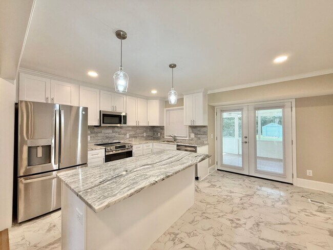 Building Photo - Newly Remodeled Ranch-Style 4BD, 3.5BA Ral...