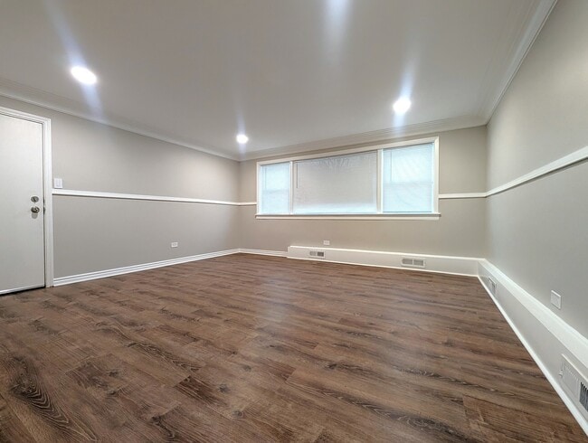 Building Photo - 300 S Austin Blvd