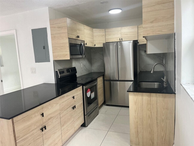 Building Photo - 1604 NW 24th Ct