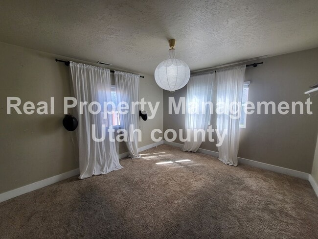 Building Photo - Pet Friendly Home in Provo