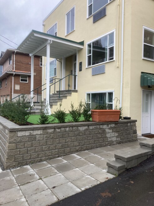 Building Photo - 916 10th Ave E