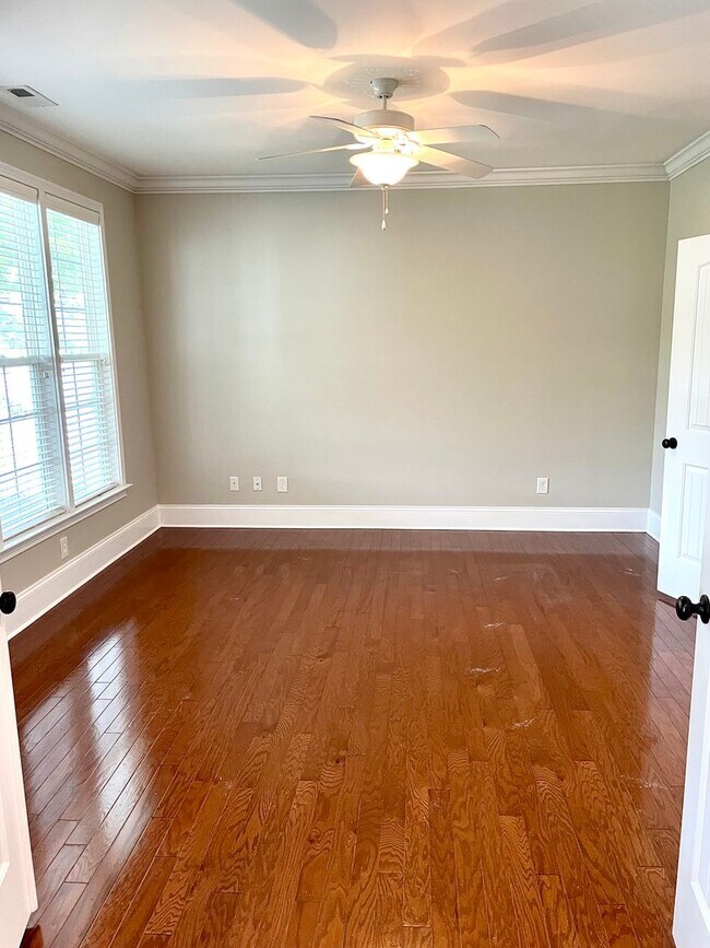 Building Photo - Lakeside Living in Loudon