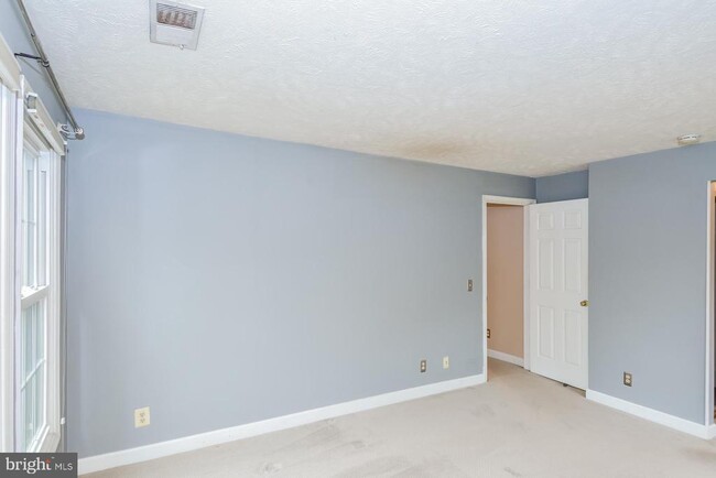 Building Photo - 12010 Ridge Knoll Dr