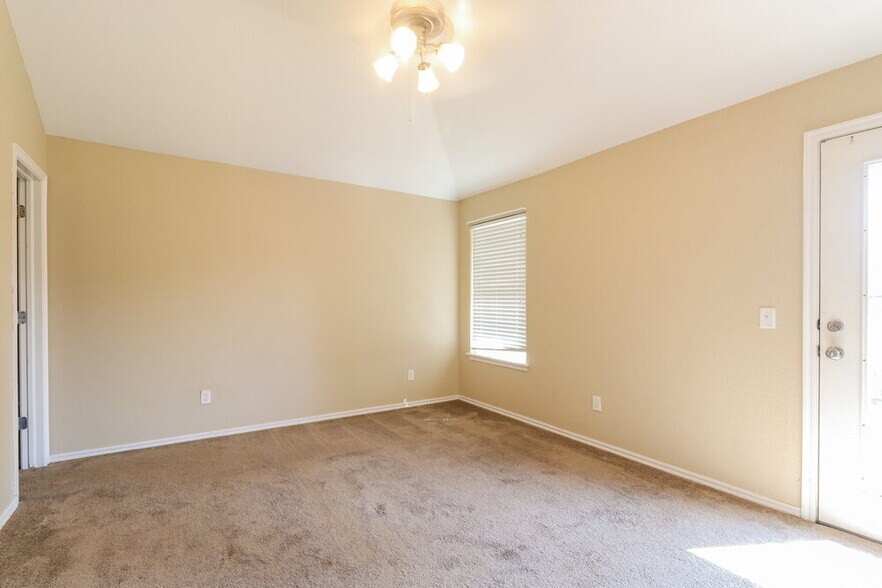 Building Photo - 512 SW 38th Terrace