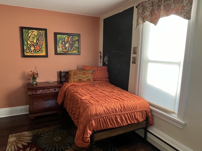 Twin bedroom - 29 W Granada Ave