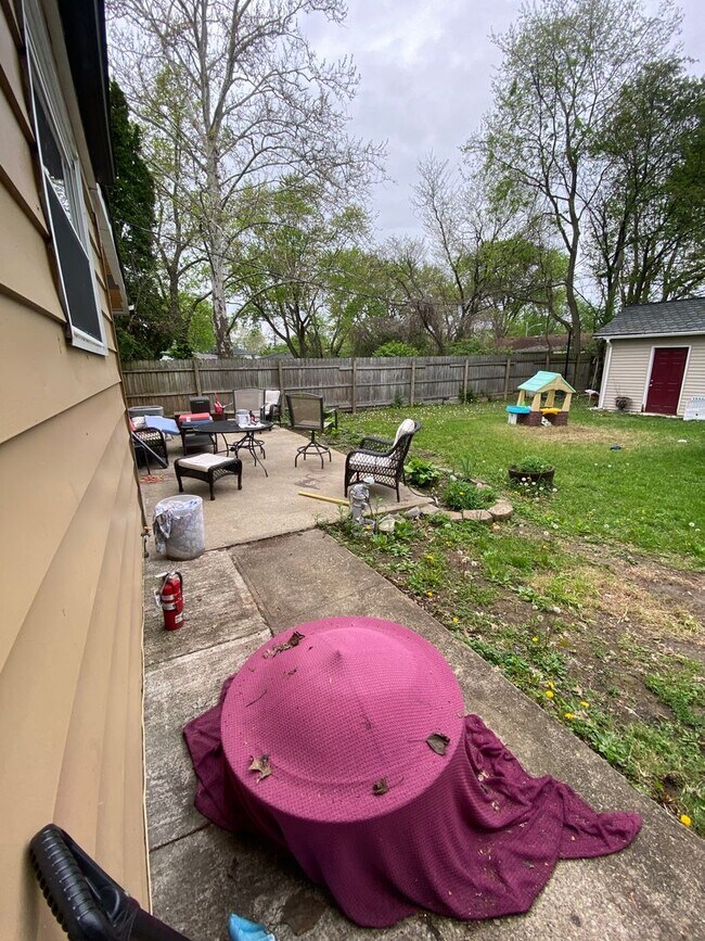 Building Photo - 3 Bedroom Single Family Home with giant ba...