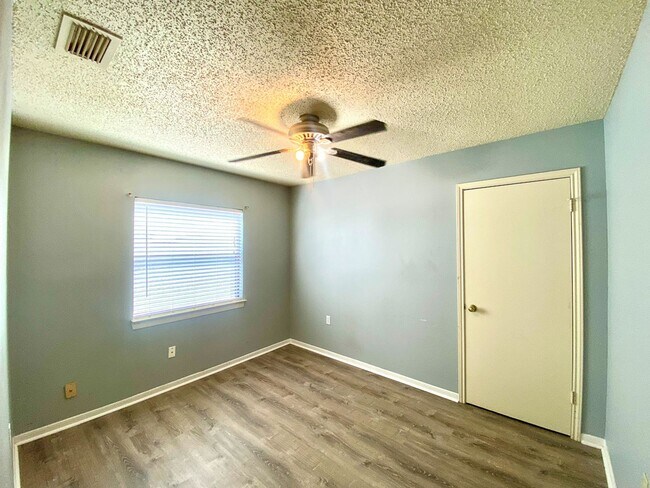 Building Photo - Modern Design 3 Bedroom 2 Bath, corner lot...