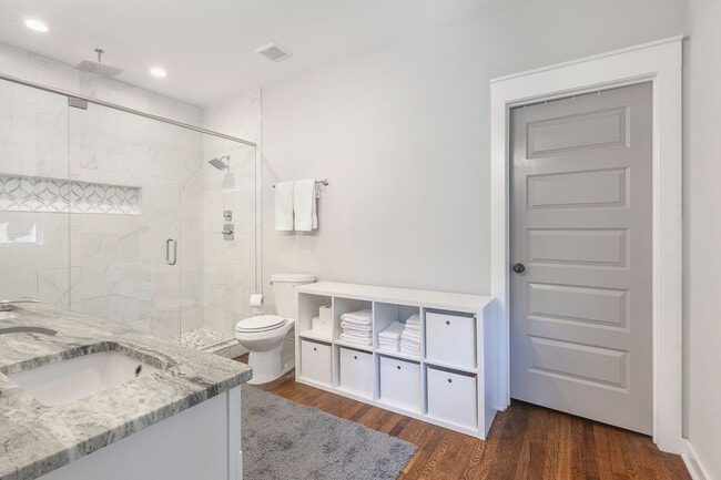 Building Photo - Gorgeous 4/3.5 w/ Bedroom on Main & Large,...
