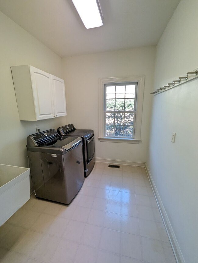 Building Photo - 325 Yorkshire Dr