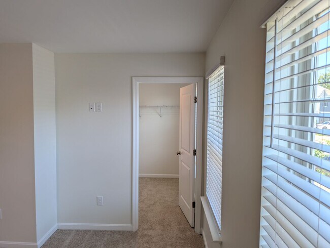 Building Photo - 450 Locust Run Dr
