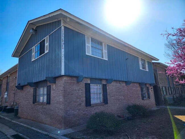 Primary Photo - 2 Bedroom 1 Bath Apt at the Monterey Squar...