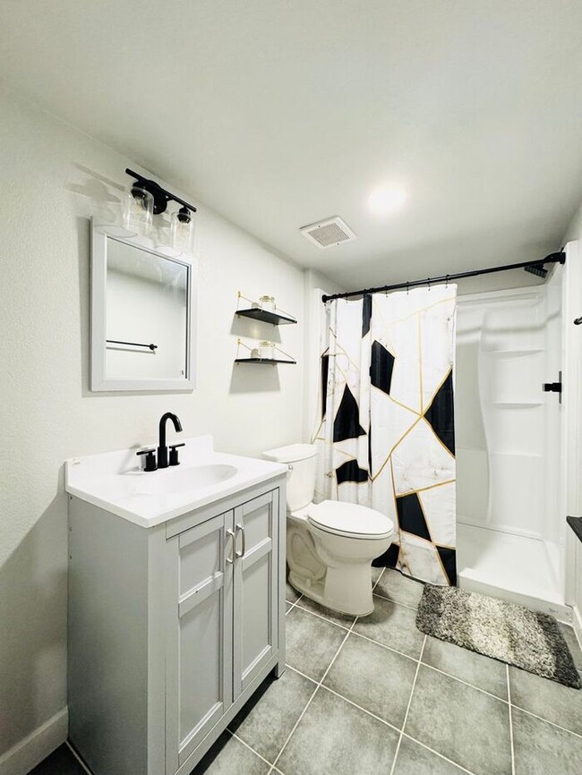 Building Photo - Beautiful 3 bedroom 3.5 bath Townhome Minutes from Downtown Johnstown