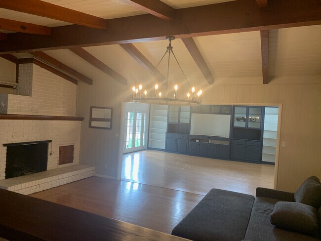 Building Photo - 22840 Oxnard St