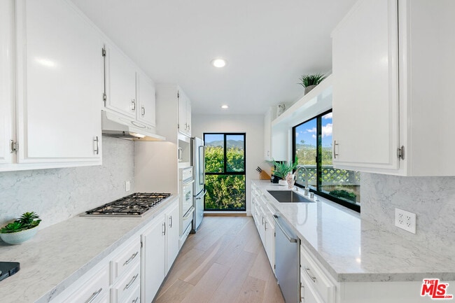 Building Photo - 6502 Dume Dr