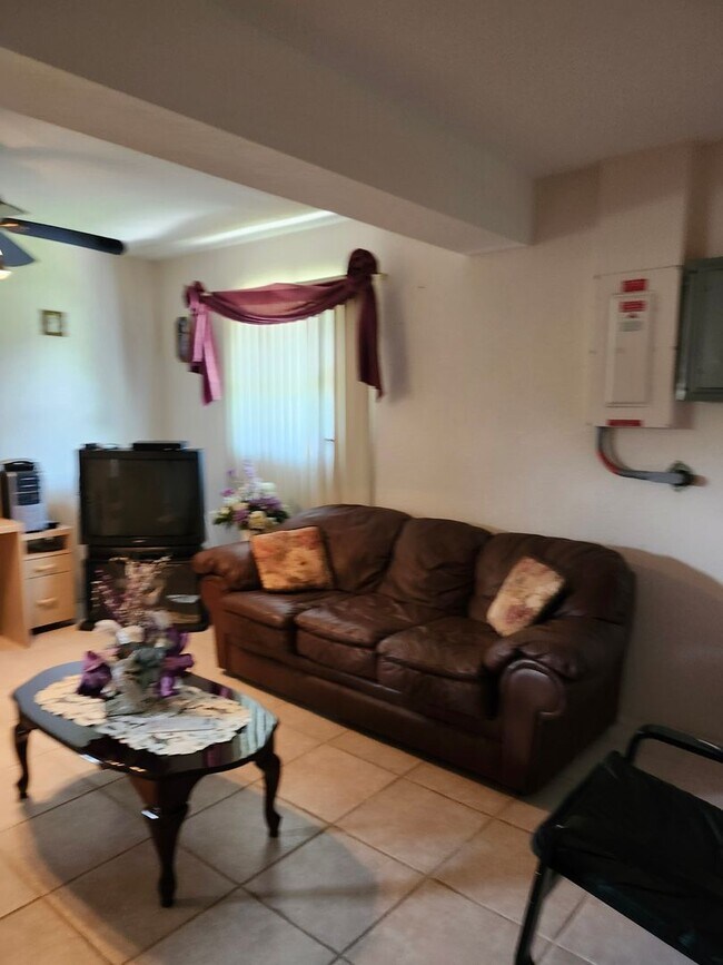 Building Photo - VERY NICE PORT CHARLOTTE HOME FOR ANNUAL RENT!