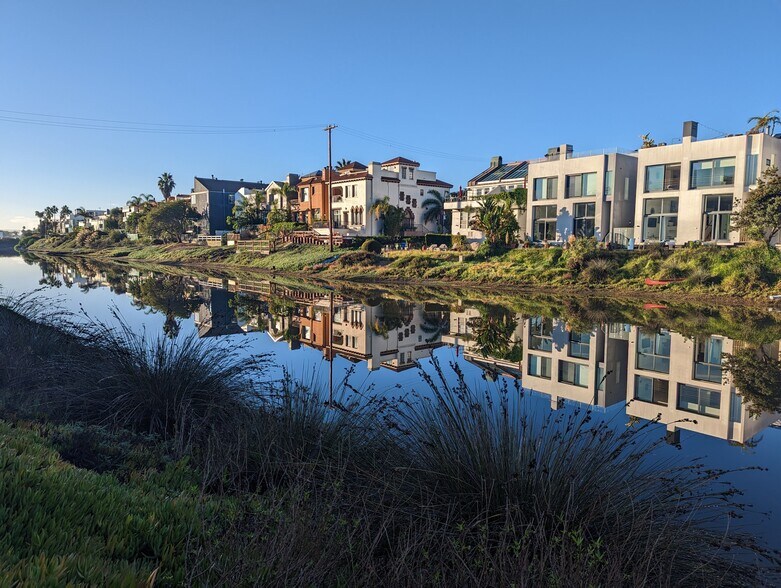 canal walks at Reef - 14 Reef St