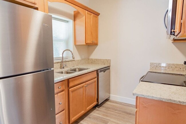 Building Photo - 626 W Central Ave