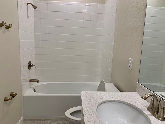 Building Photo - Beautiful Town house for Rent