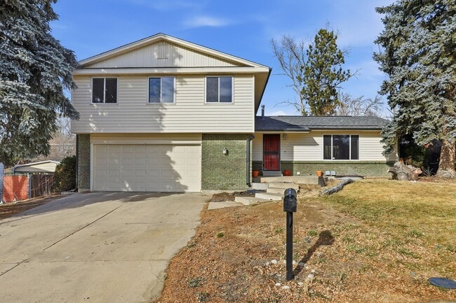 Building Photo - 5 bedroom, 3 bath home in desirable Arvada neighborhood.
