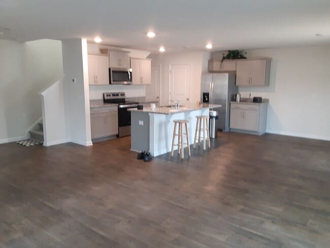 Building Photo - Charming Four Bedroom Home in Southeast Columbia!