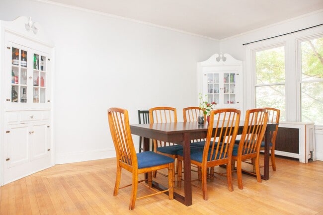Building Photo - NO BROKER FEE | Renovated 1 Bed on Beacon St | Brookline