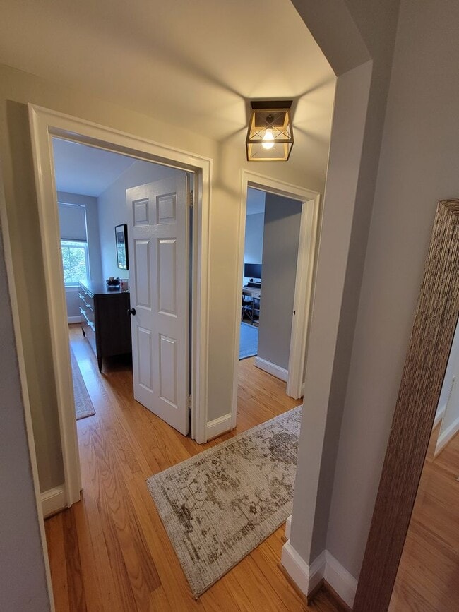 Building Photo - Fabulous, Furnished, Spacious 2BR with balcony in Alexandria